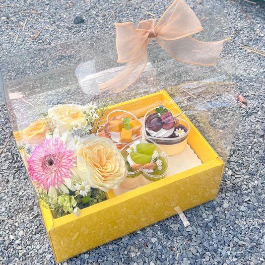 hộp hoa và bánh panna cotta